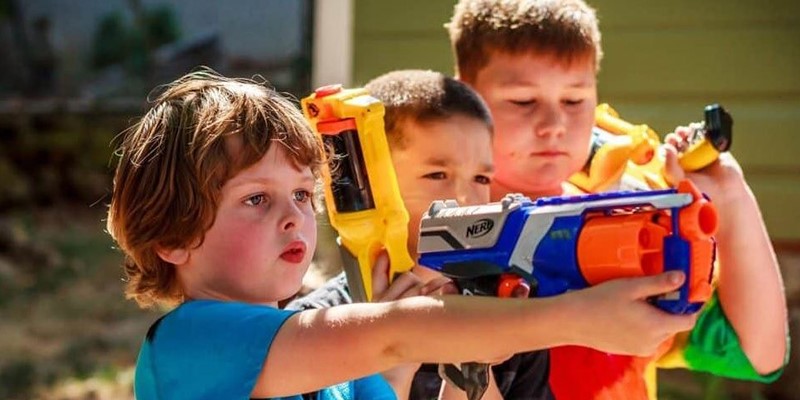 آیا اسلحه اسباب بازی برای کودکان مناسب است؟
