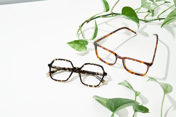 قیمت عینک برای چشم ضعیف و راهنمای خرید